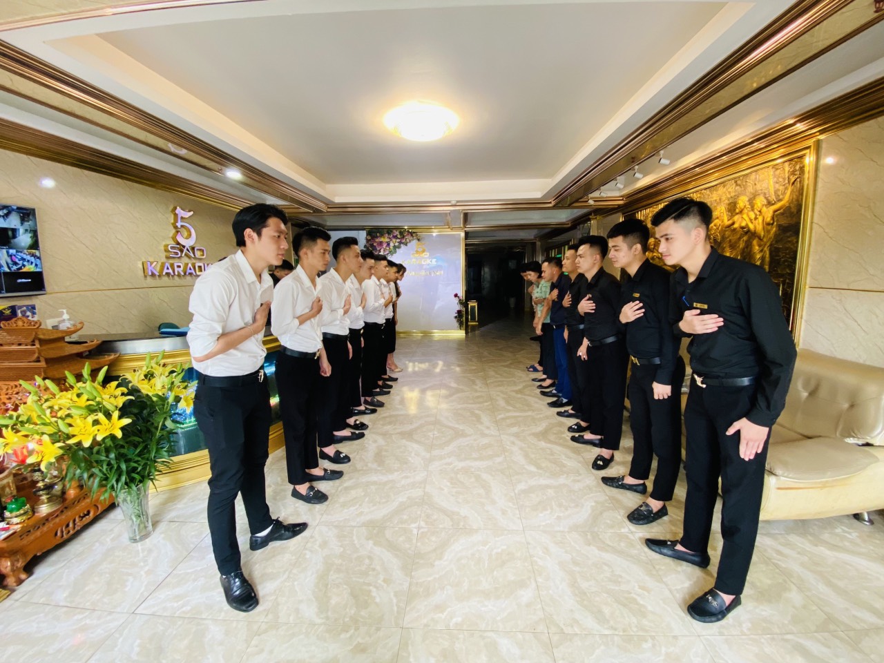 Lý do quán karaoke cần phải có đội ngũ nhân viên chuyên nghiệp